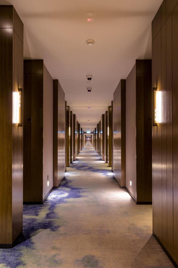 M Resort & Hotel Kuala Lumpur Dış mekan fotoğraf A corridor at the hotel